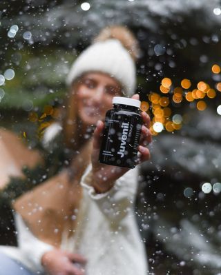 Znáte ten stav, kdy je v zimě pleť nepříjemně dehydrovaná 😣, vlasy křehké a nejdou zkrotit, a nehty se lámou při...